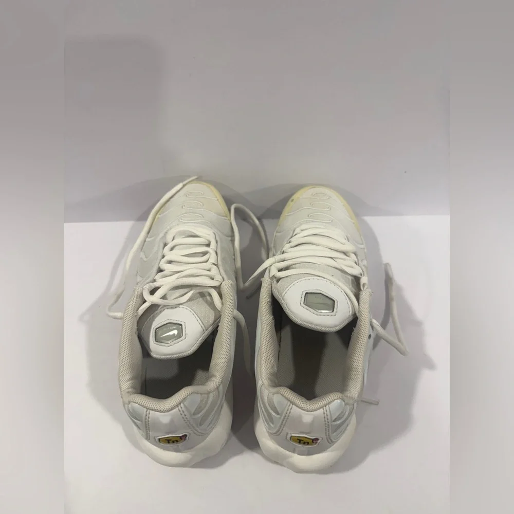 Nike Air Max Plus TN Triple White Sneakers Size 5.5Y / Women’s 7 Used